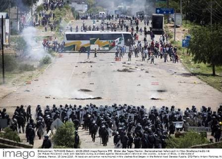 Bilder des Tages Mexiko: Demonstranten liefern sich in Hitzo Straßenschlacht mit der Polizei Policemen clash with teachers during a protest against the education reform in the country, in town of Hitzo, in the state of Oaxaca, Mexico, 19 June 2016. At least six policemen were injured in the clashes that began in the federal road Oaxaca-Puebla. EFE Mario Arturo Martinez At least six policemen injured in clashes with Mexican teachers !ACHTUNG: NUR REDAKTIONELLE NUTZUNG!  MEX01 20160619-636019691401079503