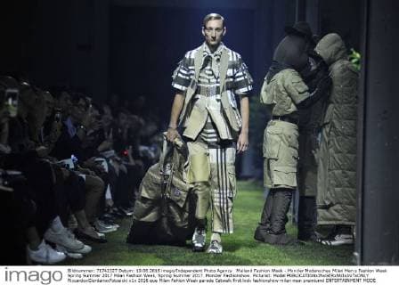 Mailand Fashion Week - Moncler Modenschau Milan Men s Fashion Week Spring Summer 2017 Milan Fashion Week, Spring Summer 2017. Moncler Fashionshow. Pictured: Model  RiccardoxGiordanoxFotosicki