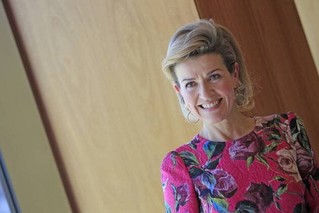 German violinist Anne-Sophie Mutter poses for photographers after receiving the Yehudi Menuhin Award from Spanish Queen Sofía in Madrid, 19 June 2016. ANNE-SOPHIE MUTTER RECEIVES THE YEHUDI MENUHIN AWARD !ACHTUNG: NUR REDAKTIONELLE NUTZUNG!  GRA226 20160619-636019706553219497