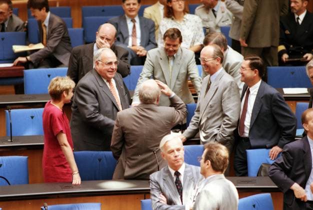 Bundeskanzler Helmut Kohl spricht am 01.06.1997 (Aufnahmedatum geschaetzt) im Bundestag auf der Regierungsbank mit den Ministern Bluem Borchert Spranger Chancellor Helmut Kohl talks with ministern in the German Parliament (undated file photo)