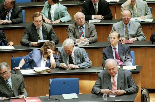 Bundeskanzler Helmut Kohl sitzt am 01.06.1997 (Aufnahmedatum geschaetzt) im Bundestag auf der Regierungsbank. Rechts Theo Waigel. Hinter Kohl sitzt Friedrich Bohl (r.) Manfred Kanther (M.) und Sabine Leutheusser-Schnarrenberger. Oben: v.l. Volker ruehe Rühe Norbert Bluem Blüm und Jochen Borchert. Chancellor Helmut Kohl seat with ministern in the German Parliament (undated file photo)