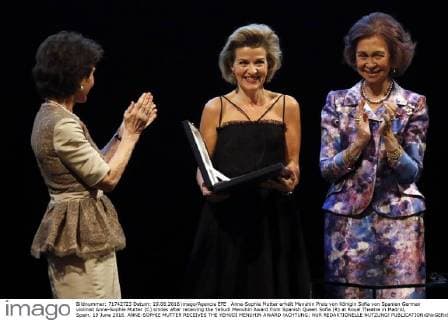 Anne-Sophie Mutter erhält Menuhin Preis von Königin Sofia von Spanien German violinist Anne-Sophie Mutter (C) smiles after receiving the Yehudi Menuhin Award from Spanish Queen Sofía (R) at Royal Theatre in Madrid, Spain, 19 June 2016. ANNE-SOPHIE MUTTER RECEIVES THE YEHUDI MENUHIN AWARD !ACHTUNG: NUR REDAKTIONELLE NUTZUNG!  20160619-636019731511025724