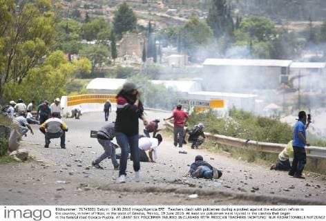 Teachers clash with policemen during a protest against the education reform in the country, in town of Hitzo, in the state of Oaxaca, Mexico, 19 June 2016. At least six policemen were injured in the clashes that began in the federal road Oaxaca-Puebla. AT LEAST SIX POLICEMEN INJURED IN CLASHES WITH MEXICAN TEACHERS !ACHTUNG: NUR REDAKTIONELLE NUTZUNG!  20160620-636019784006882797
