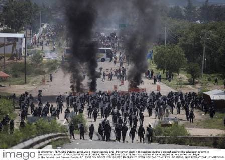 Policemen clash with teachers during a protest against the education reform in the country, in town of Hitzo, in the state of Oaxaca, Mexico, 19 June 2016. At least six policemen were injured in the clashes that began in the federal road Oaxaca-Puebla. AT LEAST SIX POLICEMEN INJURED IN CLASHES WITH MEXICAN TEACHERS !ACHTUNG: NUR REDAKTIONELLE NUTZUNG!  20160620-636019784663174797
