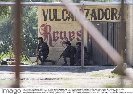 Policemen clash with teachers during a protest against the education reform in the country, in town of Hitzo, in the state of Oaxaca, Mexico, 19 June 2016. At least six policemen were injured in the clashes that began in the federal road Oaxaca-Puebla. AT LEAST SIX POLICEMEN INJURED IN CLASHES WITH MEXICAN TEACHERS !ACHTUNG: NUR REDAKTIONELLE NUTZUNG!  20160620-636019786631270797