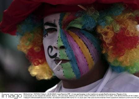 A man participates in the traditional parade Desfile de Locos (Parade of the Crazy Ones) in San Miguel de Allende, Mexico, 19 June 2016. DESFILE DE LOCOS (CRAZY PARADE) IN MEXICO !ACHTUNG: NUR REDAKTIONELLE NUTZUNG!  20160620-636019798676342797