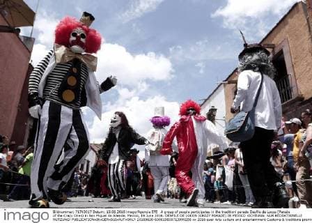 A group of people participates in the traditionl parede Desfile de Locos (Parade of the Crazy Ones) in San Miguel de Allende, Mexico, 19 June 2016. DESFILE DE LOCOS (CRAZY PARADE) IN MEXICO !ACHTUNG: NUR REDAKTIONELLE NUTZUNG!  20160620-636019838713999256