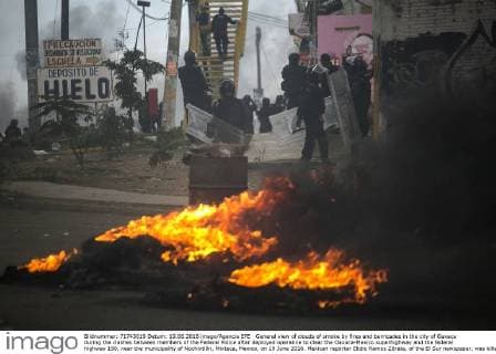 General view of clouds of smoke by fires and barricades in the city of Oaxaca during the clashes between members of the Federal Police after deployed operative to clear the Oaxaca-Mexico superhighway and the federal highway 190, near the municipality of Nochixtlán, Mixteca, Mexico, on 19 June 2016. Mexican reporter Elidio Ramos Zárate, of the El Sur newspaper, was killed today in the southern state of Oaxaca by unknown individuals while covering protests by teachers against the education reform, according to the director of the regional daily. EFE Mario Arturo Martínez JOURNALIST KILLED WHILE COVERING CONFLICTS OF TEACHERS IN SOUTHERN MEXICO !ACHTUNG: NUR REDAKTIONELLE NUTZUNG!  MEX25 20160620-636019973709409247