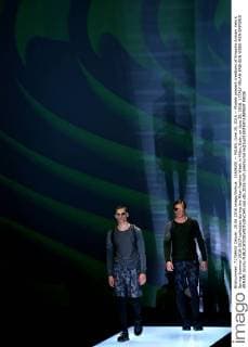 (160620) -- MILAN, June 20, 2016 -- Models present creations of Emporio Armani men s Spring-Summer 2016-2017 collection during the Milan Fashion Week in Milan, Italy, on June 20, 2016. ) ITALY-MILAN-FASHION WEEK-MEN-EMPORIO ARMANI JinxYu 