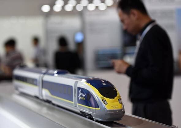 (160620) -- BEIJING, June 20, 2016 -- A visitor views a model of the Eurostar high-speed train at the exhibition Modern Railways 2016 in Beijing, capital of China, June 20, 2016. The three-day exhibition kicked off here Monday. ) (zkr) CHINA-BEIJING-RAILWAYS-EXHIBITION(CN) ChenxYehua 
