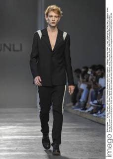 Mailand Fashion Week - Junli Modenschau Milan Men s Fashion Week Spring Summer 2017 Milan Fashion Week, Spring Summer 2017. Junli fashion show. Pictured: Model  RiccardoxGiordanoxFotosicki