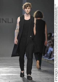 Mailand Fashion Week - Junli Modenschau Milan Men s Fashion Week Spring Summer 2017 Milan Fashion Week, Spring Summer 2017. Junli fashion show. Pictured: Model  RiccardoxGiordanoxFotosicki