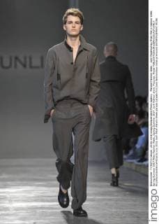 Mailand Fashion Week - Junli Modenschau Milan Men s Fashion Week Spring Summer 2017 Milan Fashion Week, Spring Summer 2017. Junli fashion show. Pictured: Model  RiccardoxGiordanoxFotosicki