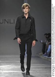 Mailand Fashion Week - Junli Modenschau Milan Men s Fashion Week Spring Summer 2017 Milan Fashion Week, Spring Summer 2017. Junli fashion show. Pictured: Model  RiccardoxGiordanoxFotosicki