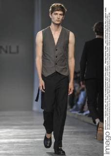 Mailand Fashion Week - Junli Modenschau Milan Men s Fashion Week Spring Summer 2017 Milan Fashion Week, Spring Summer 2017. Junli fashion show. Pictured: Model  RiccardoxGiordanoxFotosicki