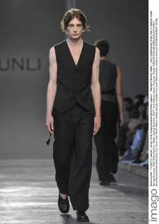 Mailand Fashion Week - Junli Modenschau Milan Men s Fashion Week Spring Summer 2017 Milan Fashion Week, Spring Summer 2017. Junli fashion show. Pictured: Model  RiccardoxGiordanoxFotosicki