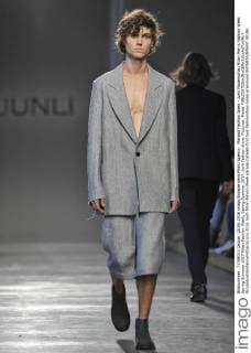 Mailand Fashion Week - Junli Modenschau Milan Men s Fashion Week Spring Summer 2017 Milan Fashion Week, Spring Summer 2017. Junli fashion show. Pictured: Model  RiccardoxGiordanoxFotosicki