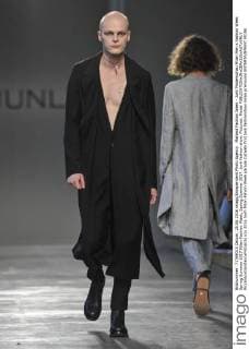 Mailand Fashion Week - Junli Modenschau Milan Men s Fashion Week Spring Summer 2017 Milan Fashion Week, Spring Summer 2017. Junli fashion show. Pictured: Model  RiccardoxGiordanoxFotosicki