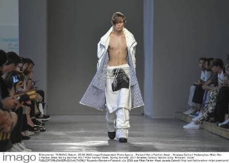 Mailand Men s Fashion Week - Strateas Carlucci Modenschau Milan Men s Fashion Week Spring Summer 2017 Milan Fashion Week, Spring Summer 2017.Strateas Carlucci fashion show. Pictured: model  RiccardoxGiordanoxFotosicki