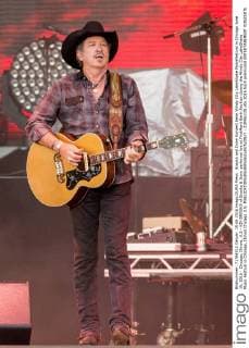 Brooks and Dunn Konzert beim Windy City LakeShake Musikfestival in Chicago June 19, 2016 - Chicago, Illinois, U.S - KIX BROOKS of Brooks & Dunn performs live at FirstMerit Bank Pavilion during the Windy City LakeShake Music Festival in Chicago, Illinois Chicago U.S. - ZUMAs135