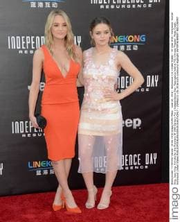 June 20, 2016 - Hollywood, CA, United States - 20 June 2016 - Hollywood. Hunter King, Joey King. Arrivals for the Premiere Of 20th Century Fox s Independence Day: Resurgence held at TCL Chinese Theater. Photo Credit: Hollywood United States - ZUMAa123