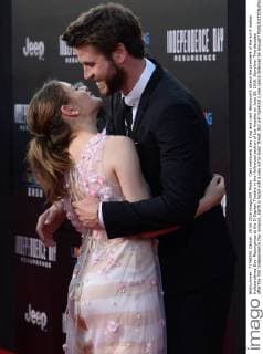 Cast members Joey King and Liam Hemsworth attend the premiere of the sci-fi motion Independence Day: Resurgence at the El Capitan Theatre in the Hollywood section of Los Angeles on June 20, 2016. Storyline: Two decades after the first Independence Day invasion, Earth is faced with a new extra-Solar threat. But will mankind s new space defenses be enough?  LAP2016062004 JIMxRUYMEN