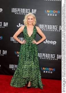 LOS ANGELES - JUN 20: Maika Monroe at the Independence Day: Resurgence LA Premiere at the TCL Chinese Theater IMAX on June 20, 2016 in Los Angeles, CA  KathyxHutchins