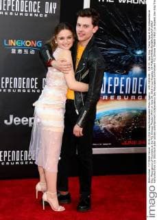LOS ANGELES - JUN 20: Joey King, Travis Tope at the Independence Day: Resurgence LA Premiere at the TCL Chinese Theater IMAX on June 20, 2016 in Los Angeles, CA  KathyxHutchins