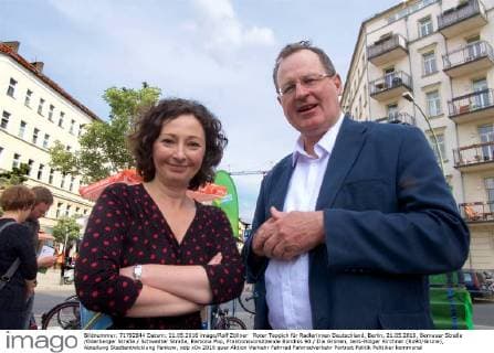 Roter Teppich für Radlerinnen Deutschland, Berlin, 21.05.2016, Bernauer Straße Oderberger Straße Schwedter Straße, Ramona Pop, Fraktionsvorsitzende Bündnis 90 Die Grünen, Jens-Holger Kirchner (Bü90 Grüne), Abteilung Stadtentwicklung Pankow,