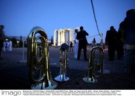 Bilder des Tages June 21, 2016 - Athens, Attica, Greece - Greek Military Orchestra performs at the Temple of Olympian Zeus in Athens celebrating the European Music Day on June 21, 2016 Athens Greece  - ZUMAn230