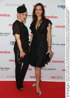 Nova Meierhenrich und Julia Niharika Sen bei der Verleihung des Emotion Awards in Hamburg Laeiszhalle am 22.6.2016