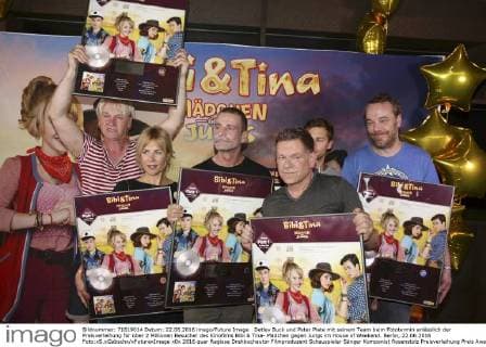 Detlev Buck und Peter Plate mit seinem Team beim Fototermin anlässlich der Preisverleihung für über 2 Millionen Besucher des Kinofilms Bibi & Tina- Mädchen gegen Jungs im House of Weekend. Berlin, 22.06.2016 Foto:xS.xGabschx xFuturexImage