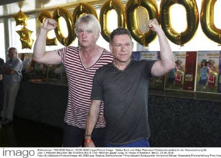 Detlev Buck und Peter Plate beim Fototermin anlässlich der Preisverleihung für über 2 Millionen Besucher des Kinofilms Bibi & Tina- Mädchen gegen Jungs im House of Weekend. Berlin, 22.06.2016 Foto:xS.xGabschx xFuturexImage