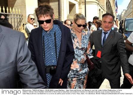 Kate Moss und Nikolai von Bismarck nach der Louis Vuitton Modenschau in Paris 208923 Clément Prioli Starface 2016-06-23 Paris France Kate Moss and boyfriend Nikolai Von Bismarck leaving Louis Vuitton Fashion Show. Kate Moss et Nikolai Von Bismarck a la sortie du Defile Louis Vuitton a Paris. Moss, Kate; Von Bismarck, Nikolaï  Copyright: xClémentxPriolix STAR_208923_002