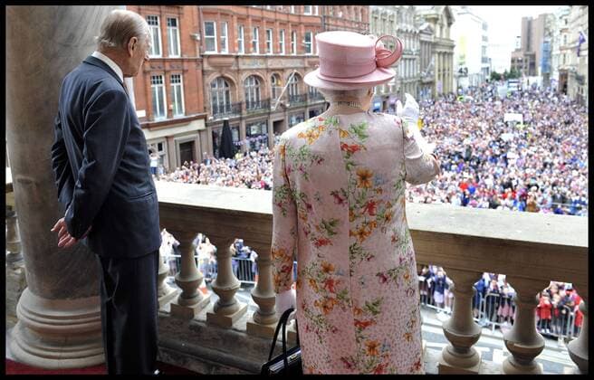 Bilder des Tages Queen Elizabeth II. besucht Liverpool . 22 06 2016. Liverpool, United Kingdom. HM The Queen visits Liverpool. Her Majesty The Queen Elizabeth II, accompanied by His Royal Highness The Duke of Edinburgh, attended a lunch at Liverpool Town Hall with local citizens, as well as viewing the crowds on the Town Hall balcony.  xCPNAxi-Imagesx xi-Imagesx IIM-12947-0005
