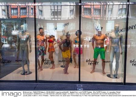 Isabell Horn und McFIT Models - Die McFIT Models, ihr neuestes Model Schauspielerin Isabell Horn und die Galeries Lafayette zeigen viel Haut in sexy Sommeroutfits, kombiniert mit buntem Bodypainting am 23.06.2016 in Berlin. McFIT Models - Fashon Show