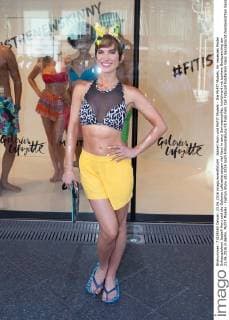 Isabell Horn und McFIT Models - Die McFIT Models, ihr neuestes Model Schauspielerin Isabell Horn und die Galeries Lafayette zeigen viel Haut in sexy Sommeroutfits, kombiniert mit buntem Bodypainting am 23.06.2016 in Berlin. McFIT Models - Fashon Show