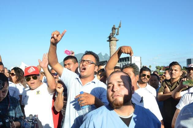 Mexiko: Proteste gegen geplante Reform der Bildungspolitik June 23, 2016 - Mexico - EUM20160623ACT03.JPG.MONTERREY, NL. ProtestManifestacion-NL.- Docentes marchan contra la reforma educativa y los hechos violentos de Oaxaca de fechas recientes, el jueves 23 de junio de 2016, en estas capital.  - ZUMAu78_