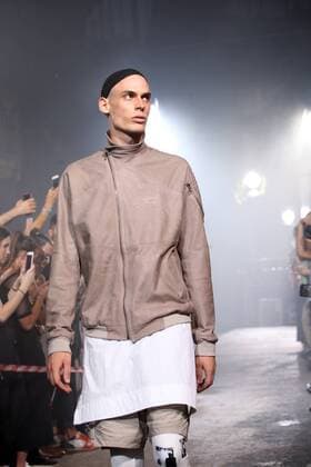 A model takes to the catwalk during the presentation of Julius show as part of the Spring-Summer 2017 Fashion Week in Paris on June 22, 2016.  PAR20160623108 MAYAxVIDON-WHITE