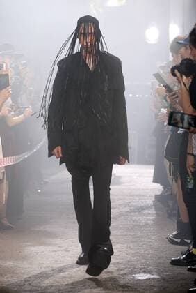 A model takes to the catwalk during the presentation of Julius show as part of the Spring-Summer 2017 Fashion Week in Paris on June 22, 2016.  PAR20160623109 MAYAxVIDON-WHITE