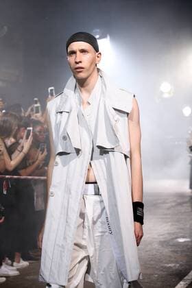 A model takes to the catwalk during the presentation of Julius show as part of the Spring-Summer 2017 Fashion Week in Paris on June 22, 2016.  PAR20160623110 MAYAxVIDON-WHITE