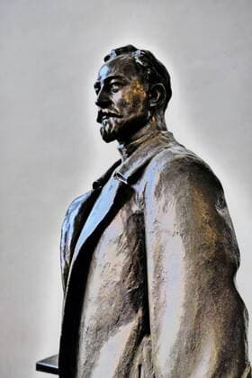 Berlin Lichtenberg; Forschungs- und Gedenkstätte Normannenstraße, StasiMuseum, ehemalige Zentrale Ministerium für Staatssicherheit der DDR. Statue Feliks Dzierzynski Stasimuseum Berlin