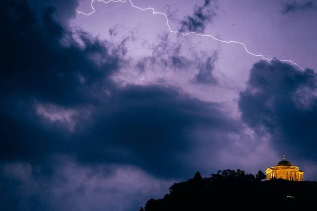 Blitz und Donner ueber der Grabkapelle - Gewitter zieht am Abend ueber Stuttgart STUTTGART: Am Freitagabend zeigte sich ueber der Grabkapelle in Stuttgart ein Spektakel am Himmel. Blitz und Donner ließen die Nacht zum Tag werden. Stuttgart, Baden-Württemberg, Germany, Europa Copyright: 7aktuellx xRobertxDyhringer