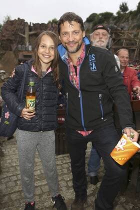 Patrick Bach mit Tochter Sienna bei der Premiere von Der Schatz im Silbersee bei den Karl-May-Spielen Bad Segeberg im Freilichttheater am Kalkberg. Bad Segeberg, 25.06.2016 Foto:xS.xGabschx xFuturexImage