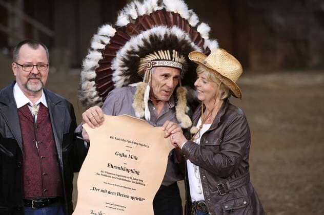 Dieter Schönfeld, Gojko Mitic und Ute Thienel bei der Premiere von Der Schatz im Silbersee bei den Karl-May-Spielen Bad Segeberg im Freilichttheater am Kalkberg. Bad Segeberg, 25.06.2016 Foto:xS.xGabschx xFuturexImage