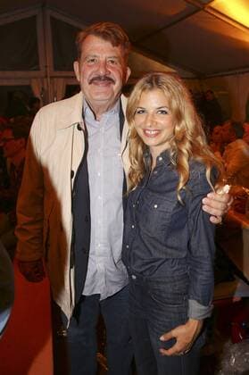 Susan Sideropoulos mit Vater Pierro Sideropoulos bei der Premiere von Der Schatz im Silbersee bei den Karl-May-Spielen Bad Segeberg im Freilichttheater am Kalkberg. Bad Segeberg, 25.06.2016 Foto:xS.xGabschx xFuturexImage