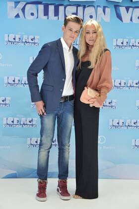 Deutschlandpremiere ICE AGE Kollision Voraus Jenny Elvers mit Sohn Paul Ankunft zur Deutschlandpremiere ICE AGE Kollision Voraus im Cine Star SonyCenter in Berlin 26.06.2016