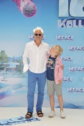 Deutschlandpremiere ICE AGE Kollision Voraus Henry Huebchen mit Sohn Benn Ankunft zur Deutschlandpremiere ICE AGE Kollision Voraus im Cine Star SonyCenter in Berlin 26.06.2016