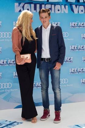 Jenny Elvers mit Sohn Paul Jolig - Deutschlandpremiere ICA AGE - KOLLISION VORAUS im CINESTAR SONY CENTER in Berlin am 26.06.2016. Deutschlandpremiere ICE AGE - KOLLISION VORAUS
