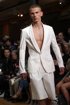 A model takes to the catwalk during the presentation of Sean Suen s show as part of the Spring-Summer 2017 Fashion Week in Paris on June 26, 2016.  PAR20160626110 MAYAxVIDON-WHITE